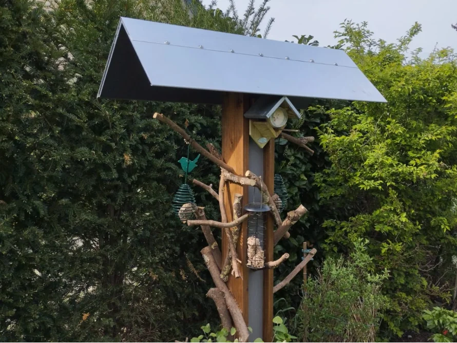 Vogelhaus mit Vogelfutter
