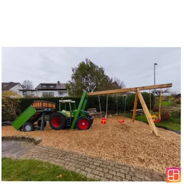 Ein Kinderspielplatz mit einem Klettergerüst in Form eines Traktors.