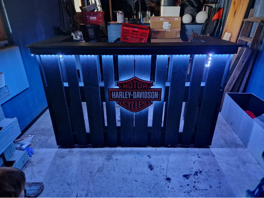 Theke aus Holz mit blauer Beleuchtung