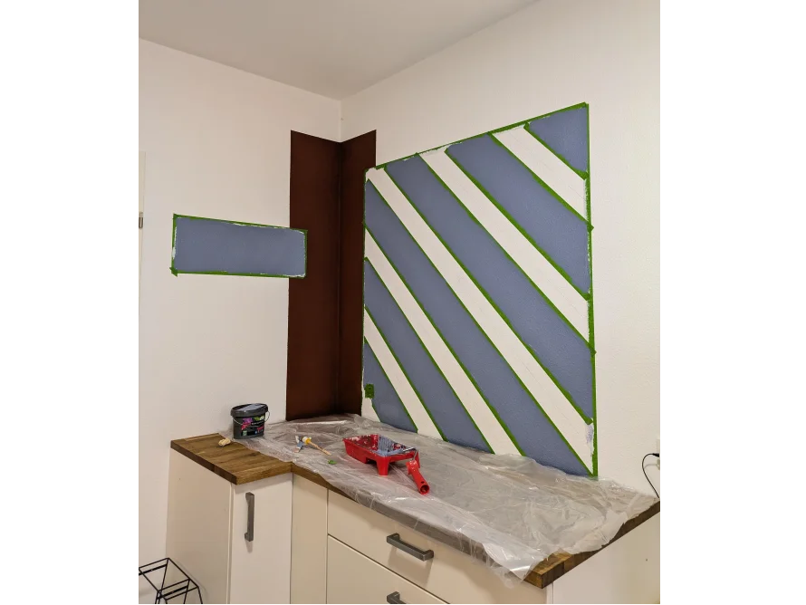 Wand mit Malerkrepp abgeklebt