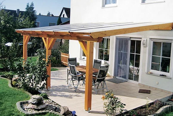 Überdachte Terrasse mit Gartenmöbeln