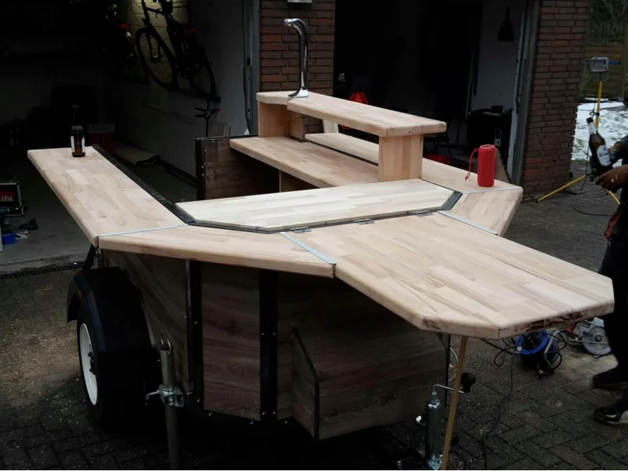Mobiler Tresen aus Holz auf einem Anhänger