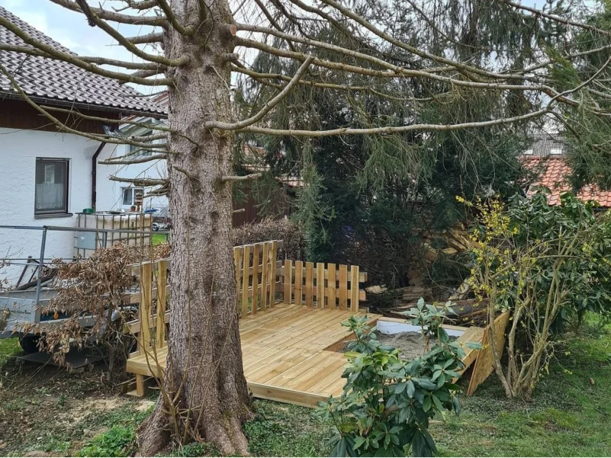 Holzpodest im Garten