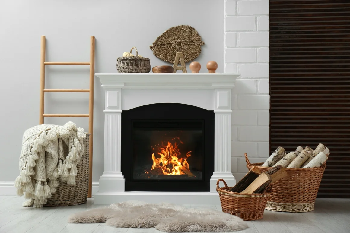 Gemütlicher Kamin mit Feuer und Brennholz