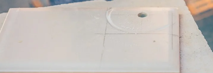 Fliese mit eingezeichneten Markierungen