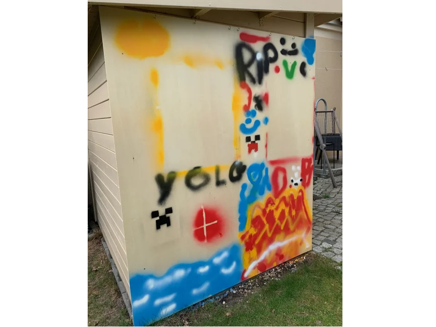 Gartenhauswand mit buntem Graffiti
