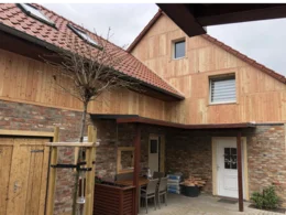 Fassade eines Hauses mit Holzverkleidung