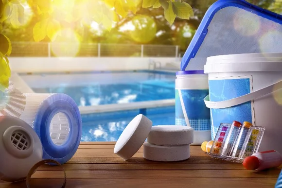 Poolzubehör auf einem Tisch am Poolrand