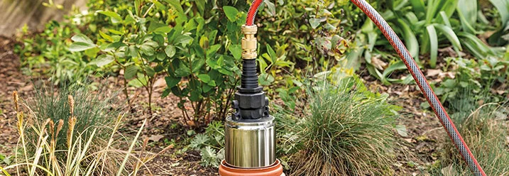 Gartenpumpe an Wasserhahn angeschlossen