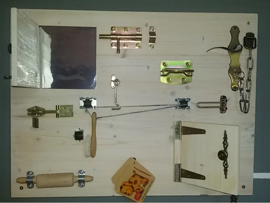 Holzplatte mit verschiedenen Türverschlüssen
