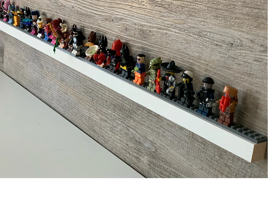 Eine Sammlung von Figuren auf einem Regal
