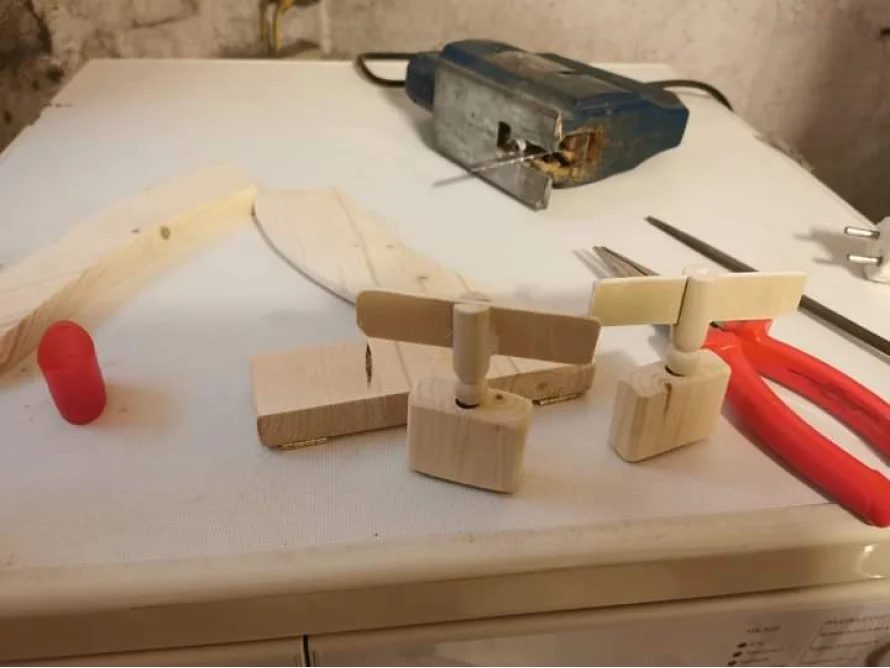 Holzmodellflugzeuge mit Stichsäge und Werkzeug