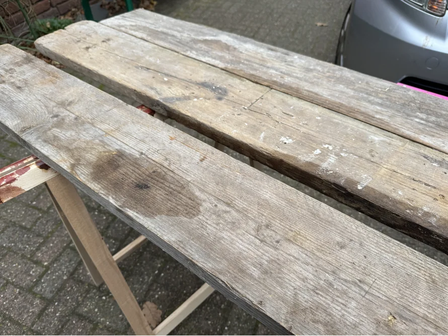 Drei verwitterte Holzbretter