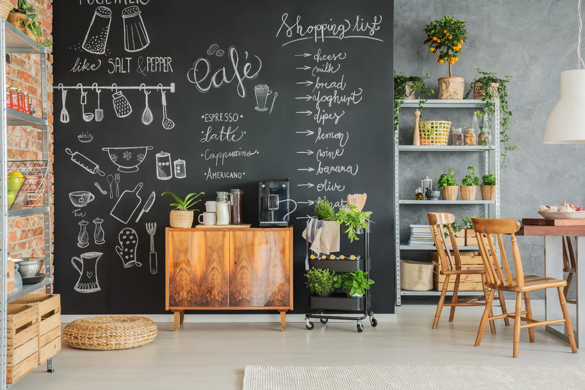 Rustikale Küche mit Küchenutensilien an der Wand