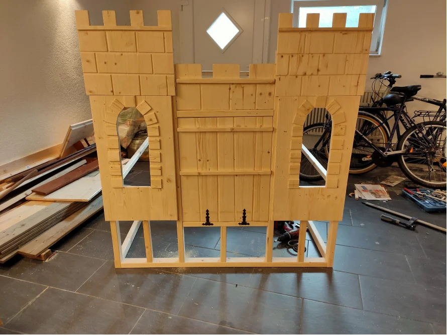 Unfertiges Hochbett aus Holz in Burgform