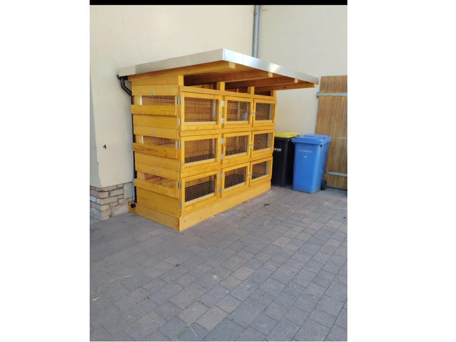 Hasenstall aus Holz mit drei Etagen