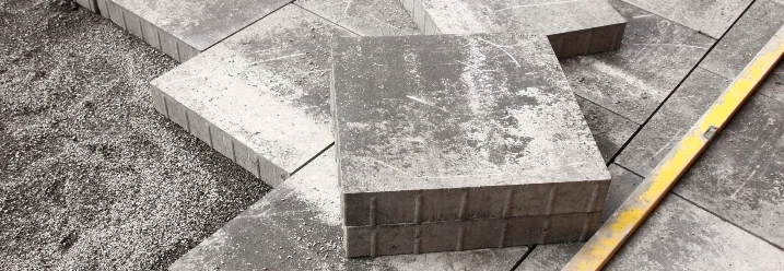 Graue Terrassenplatten und Wasserwaage
