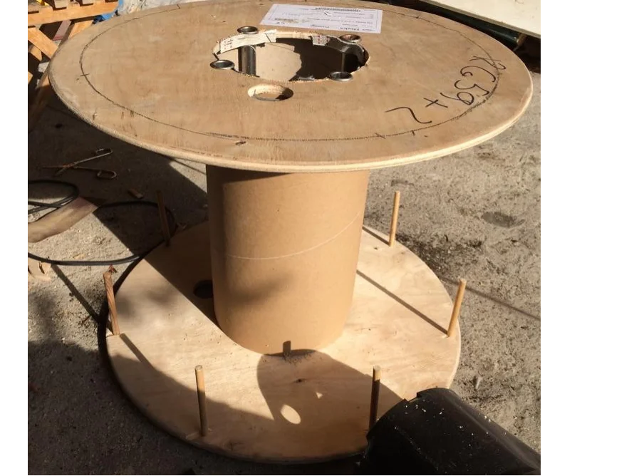 Eine Holzspule ohne Kabel