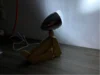 Hölzerne, gelenkige Lampe in Hundeform