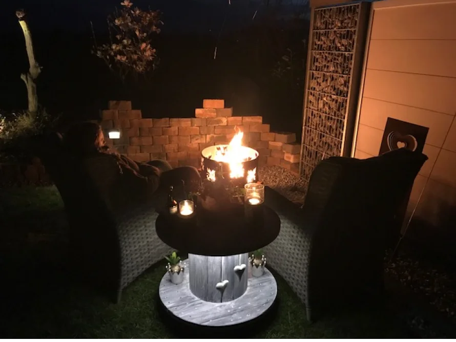 Gemütlicher Abend mit Feuerkorb im Garten
