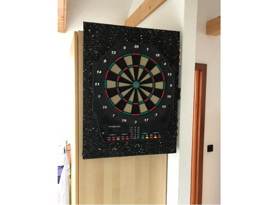 Elektronische Dartscheibe an Wand montiert