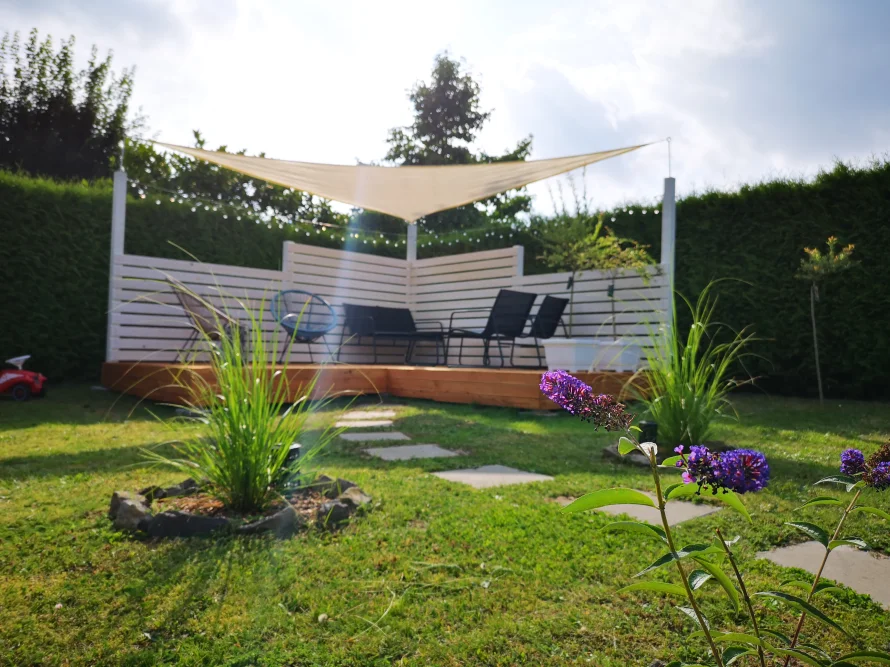Gartenbereich mit Sonnensegel