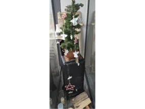 Kleiner Weihnachtsbaum auf einer Kommode