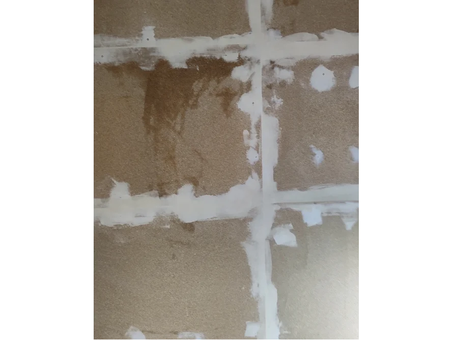 Verspachtelte Stellen an einer Wand