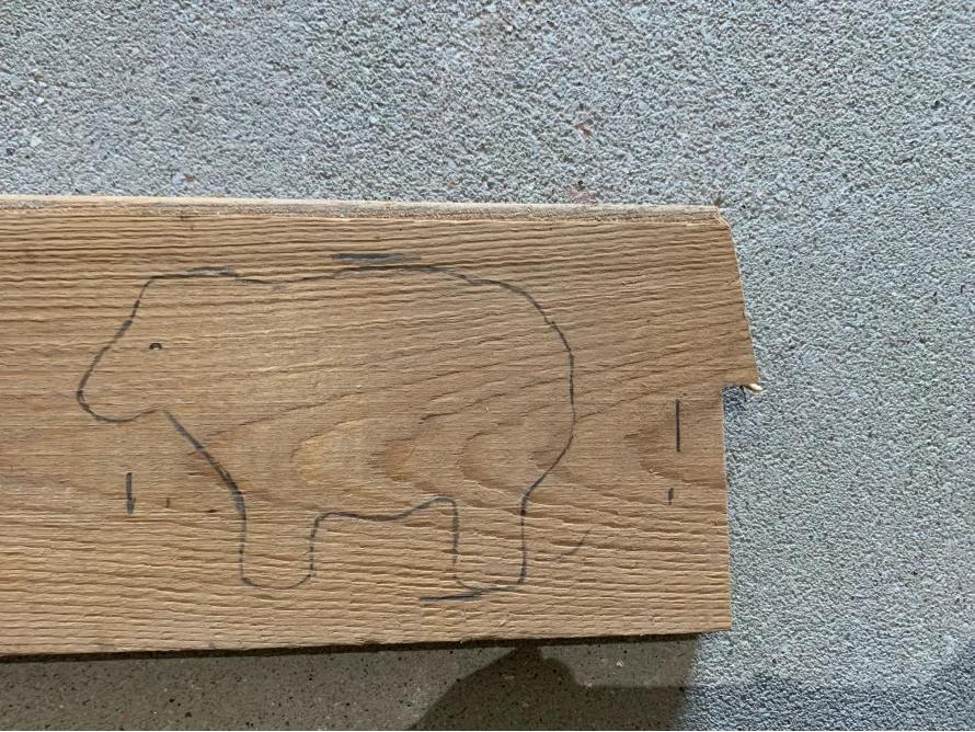 Holzbrett mit aufgezeichnetem Nilpferd