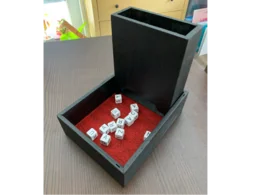 Schwarzer Holzwürfelbehälter mit Buchstabenwürfeln