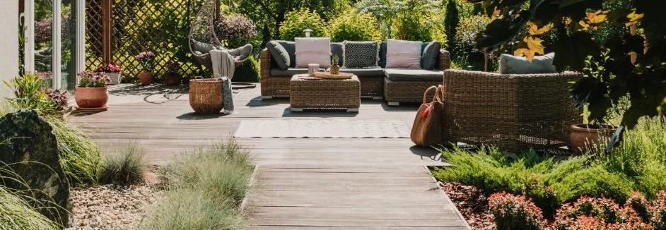 Gartenmöbel auf einer Terrasse