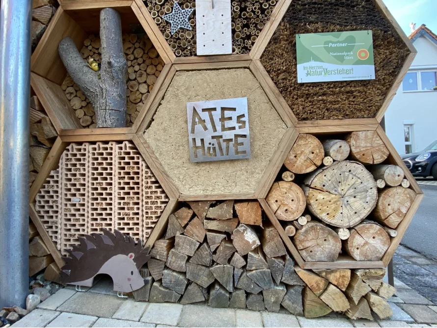 Insektenhotel mit verschiedenen Fächern