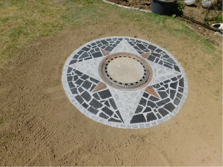 Runder Mosaikboden mit Gully