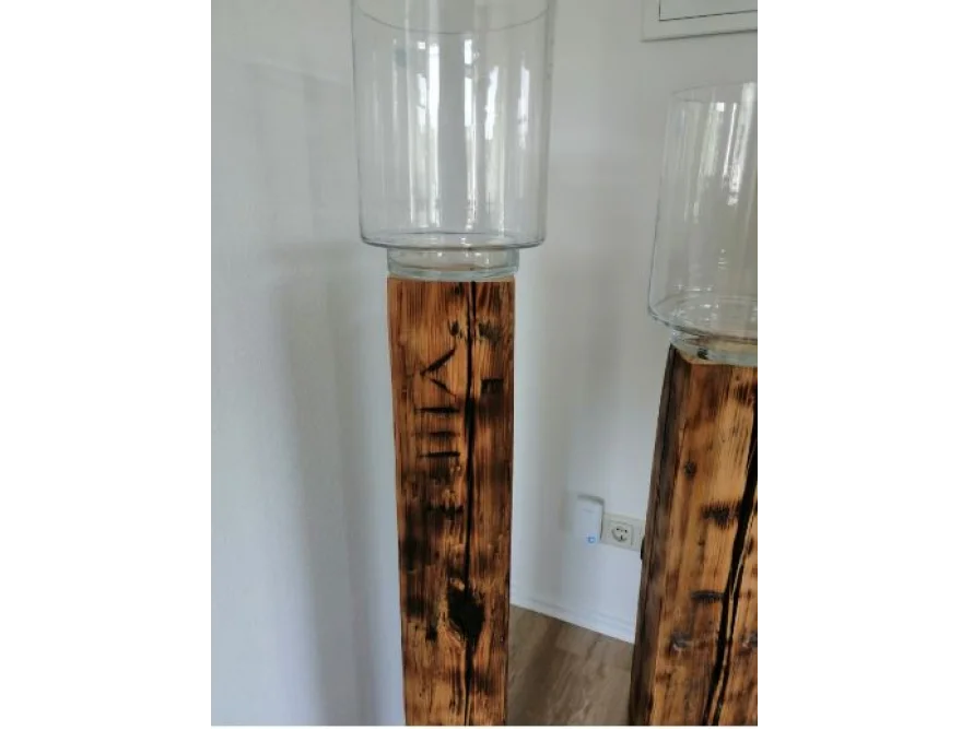 Zwei hohe Vasen aus Holz