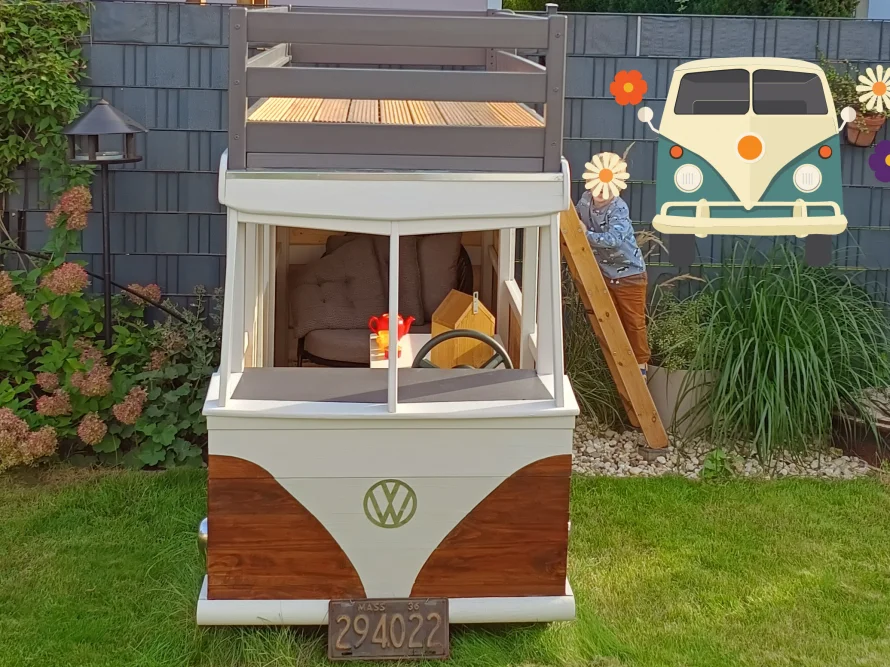 Spielhaus im Garten in Form eines Campingbusses