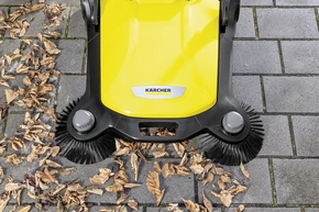 Nahaufnahme einer Kärcher Kehrmaschine im Einsatz