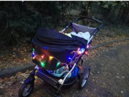 Kinderwagen mit Lichterkette im Dunkeln