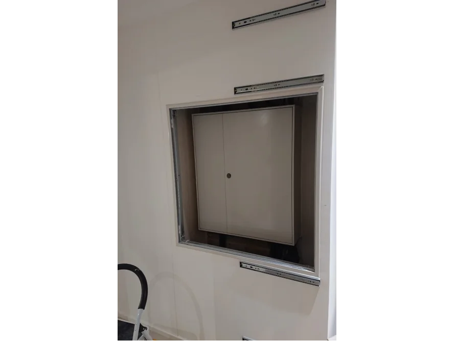 Einbau eines Sicherungskastens an einer Wand
