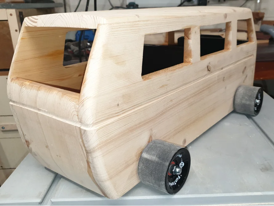 Spielzeugauto aus Holz