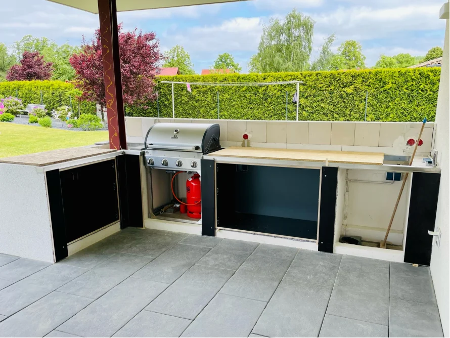 Unfertige Außenküche mit Gasgrill