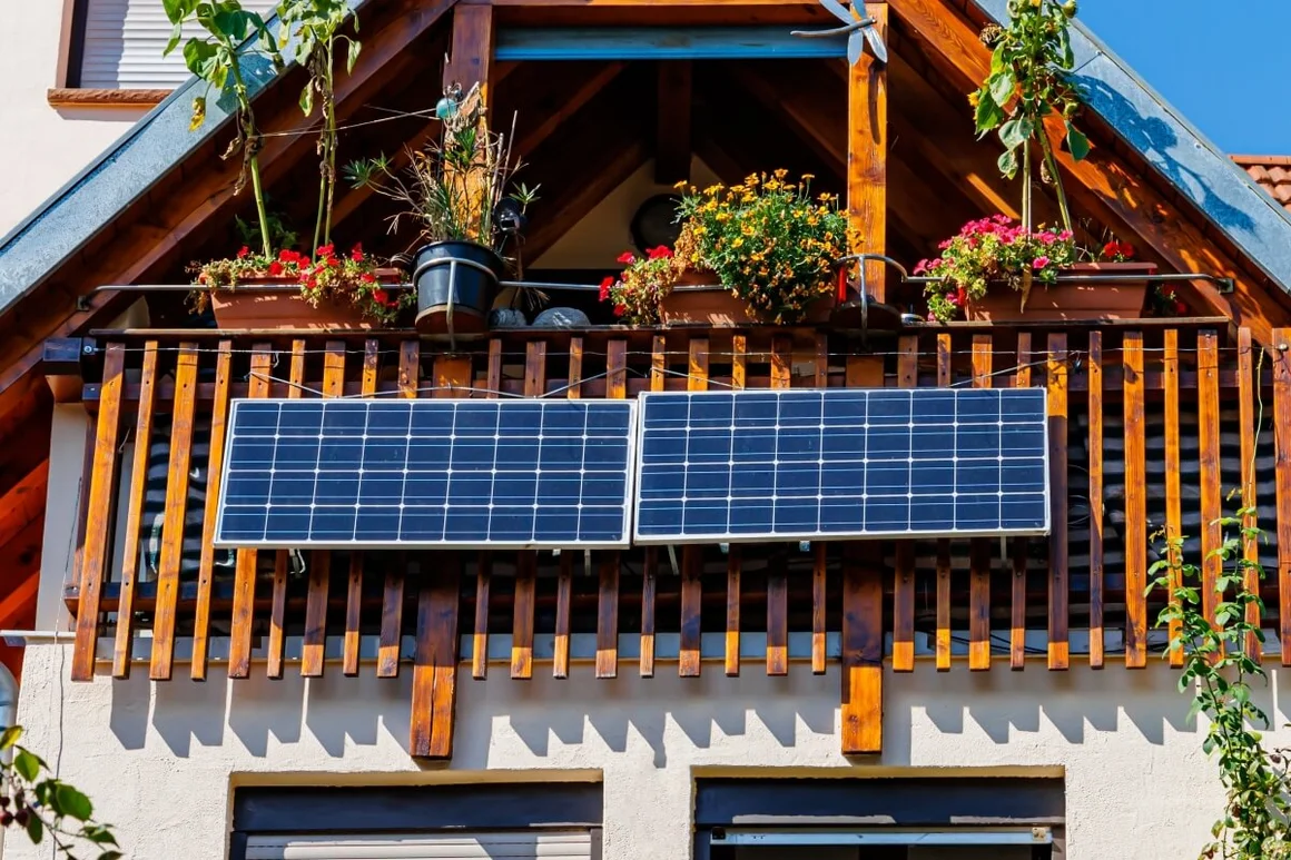 Zwei Solarpanele an einem Balkon