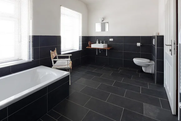 Modernes Badezimmer mit schwarzen Fliesen