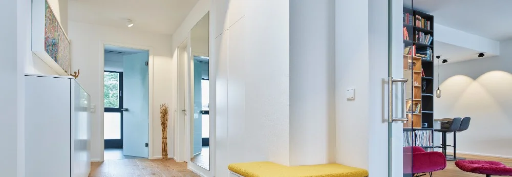 Heller Flur mit Spiegel und Sitzbank