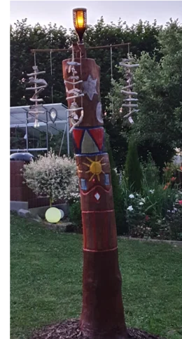Bemalter Holzstamm mit Lampe