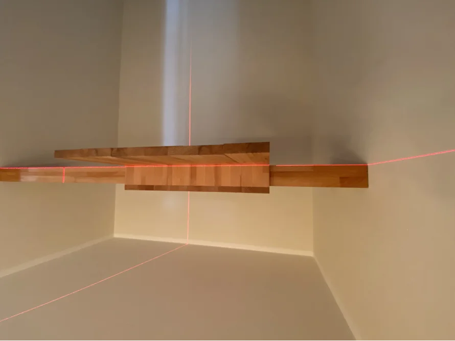 Einbau eines Regals mit Laserwasserwaage