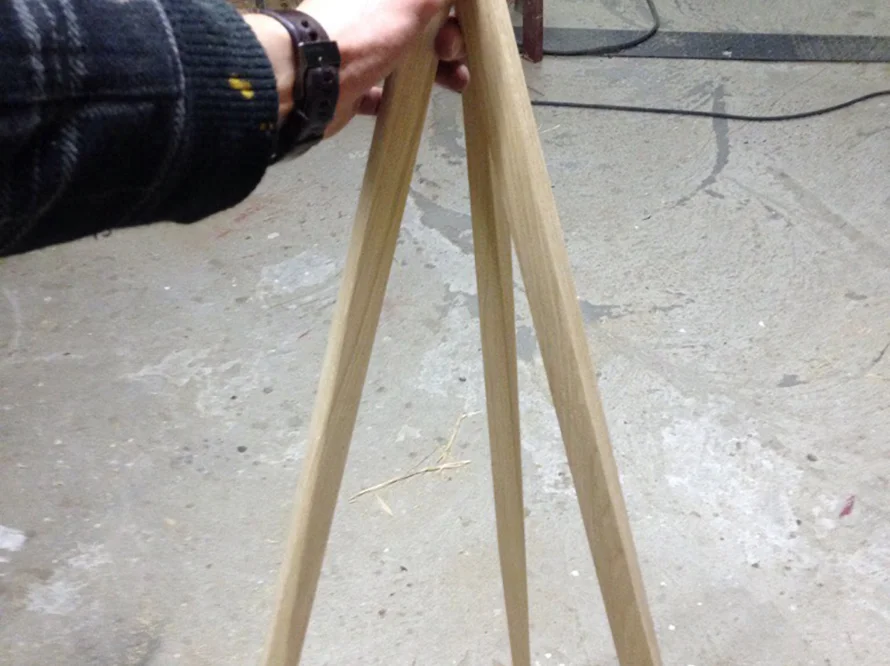 Holzbalken werden zu einem Gestell zusammengefügt