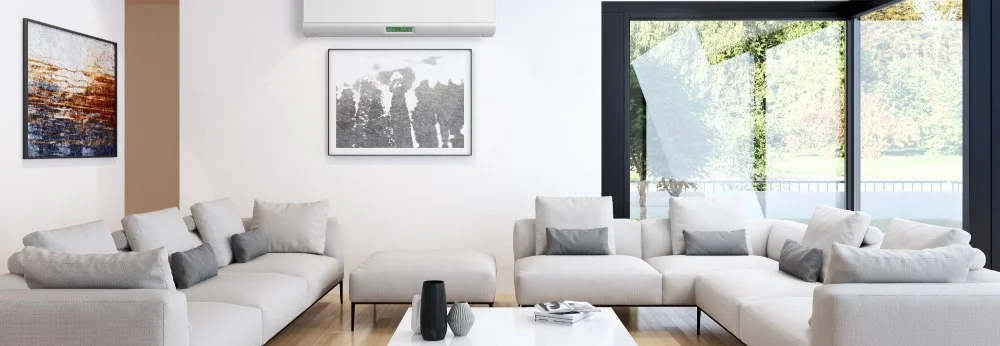 Helles Wohnzimmer mit Klimaanlage an der Wand.