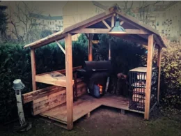 Überdachter Grillplatz im Garten
