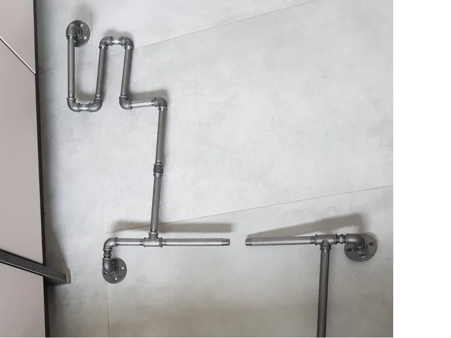 Metallrohre auf Fliesenboden