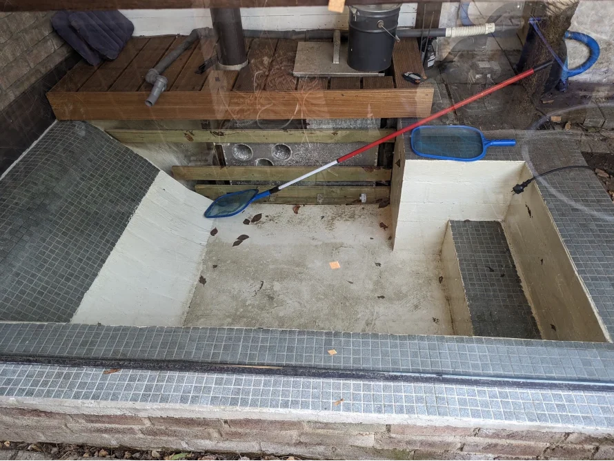 Leerer Pool mit Kescher